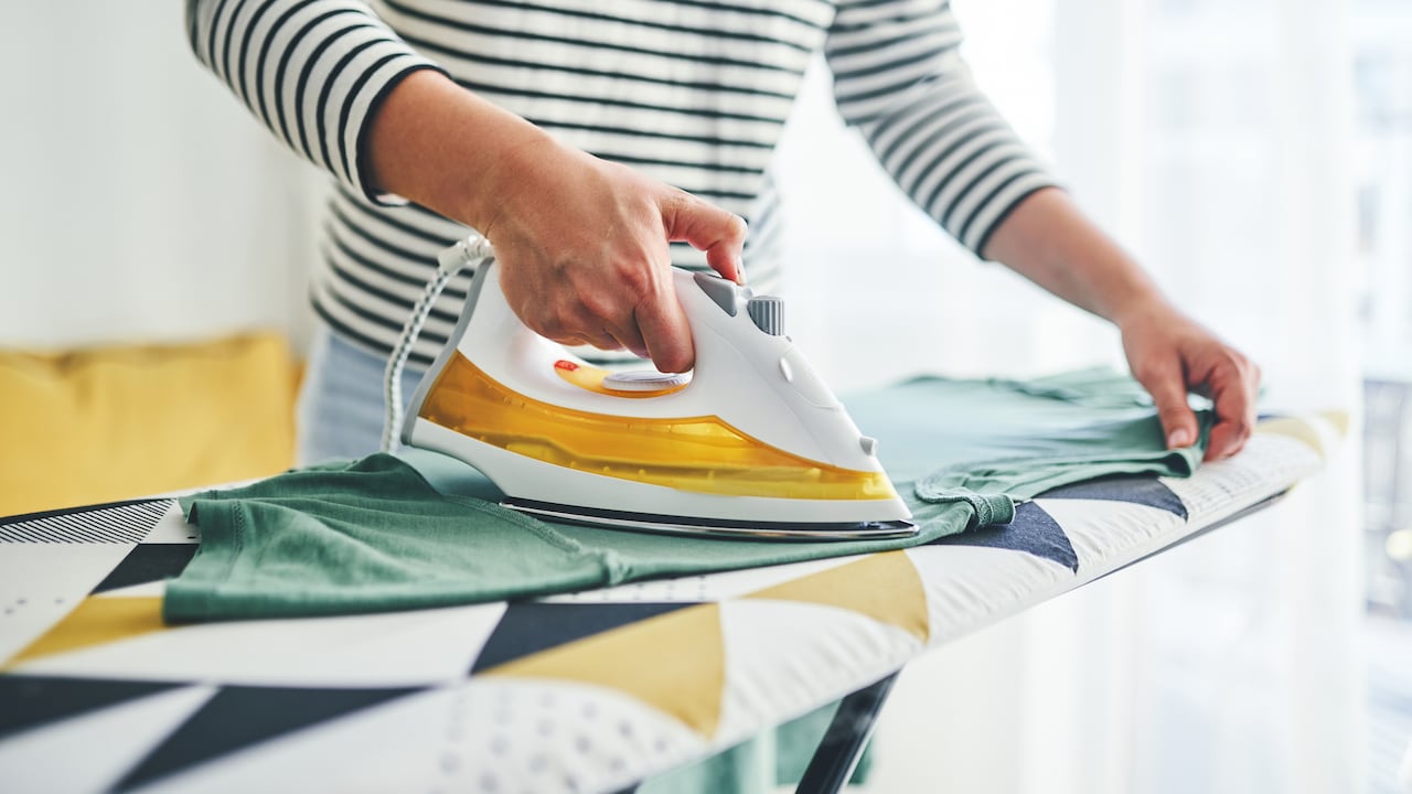 La plancha de ropa es uno de los electrodomésticos que más consume energía.