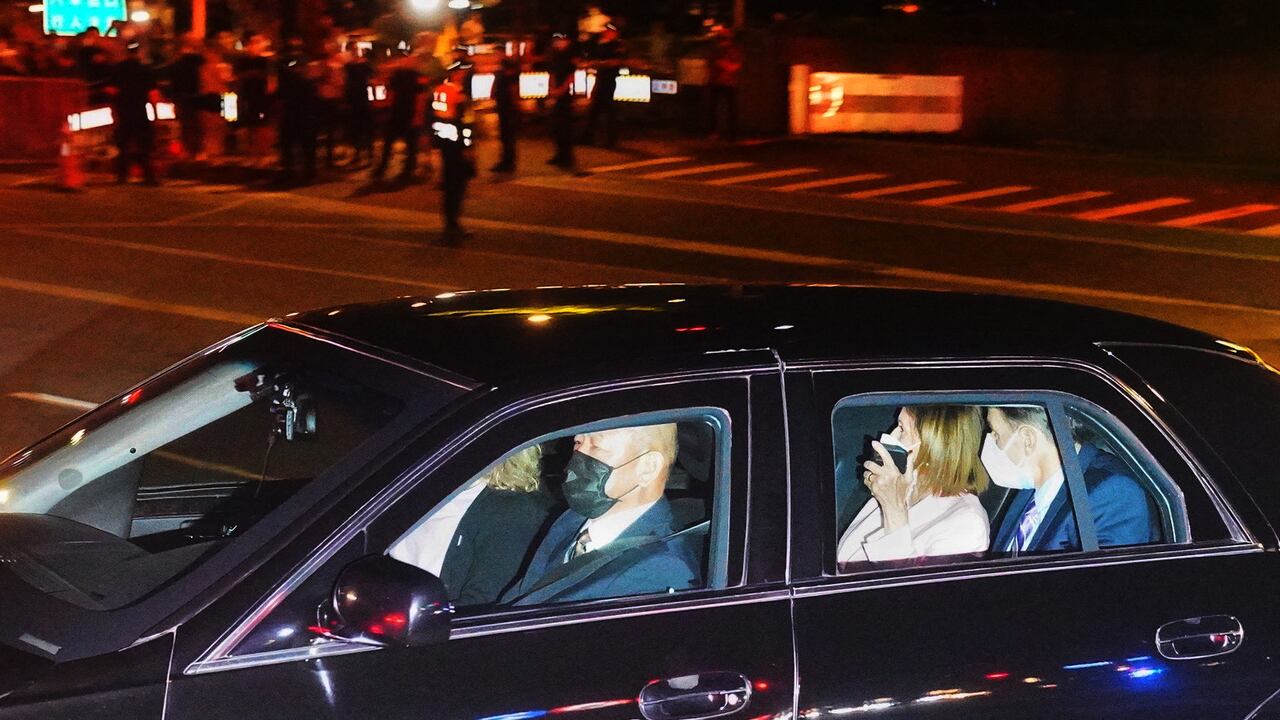 Poco después de su llegada al aeropuerto y de dar unas pequeñas declaraciones, Pelosi se fue del lugar.