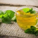 La albahaca suaviza la garganta en toses espasmódicas e irritativas.