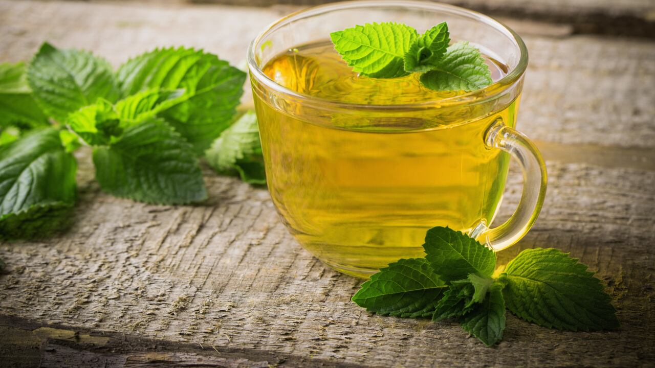 Existen alimentos y bebidas que ayudan a activar el metabolismo, el tránsito intestinal, la digestión y que además sirven para eliminar grasa acumulada,