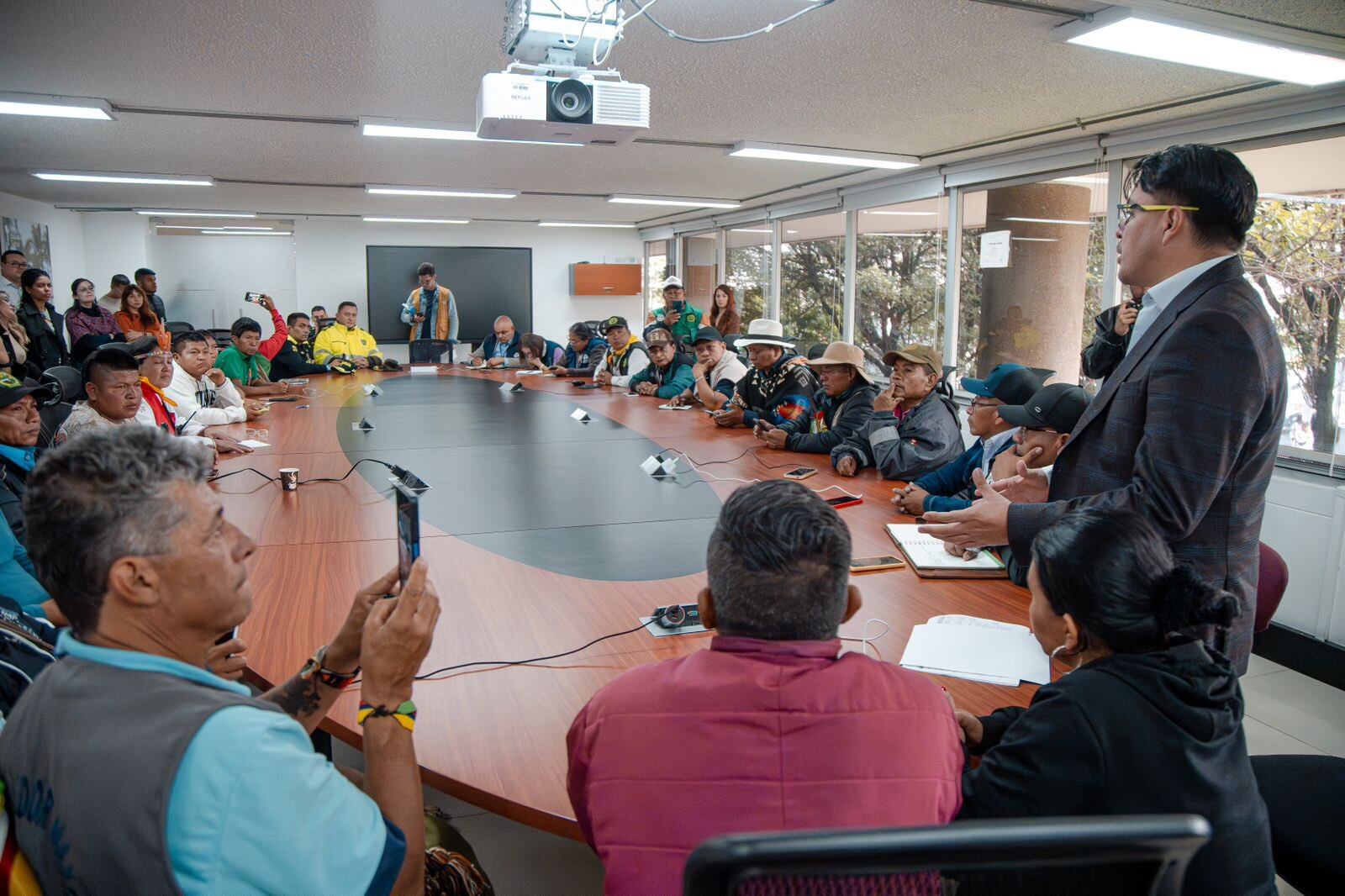 Director de la Agencia Nacional de Tierras, Felipe Harman, reunidos con los indígenas
