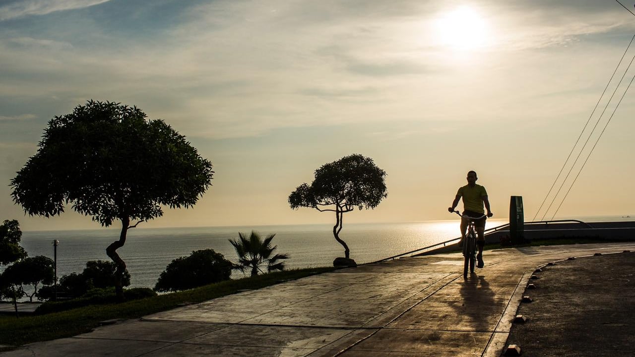 Recorrido en bicicleta por el Malecón de Miraflores.