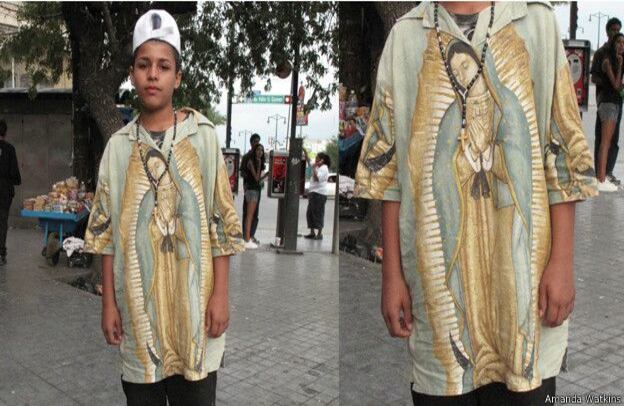 Y aunque la influencia del hip hop puede verse en sus ropas de tallas extragrandes, también se caracterizan por elementos foloklóricos y religiosos. "Ellos lo personalizan todo en la medida que se lo permiten sus recursos", dice Watkins.