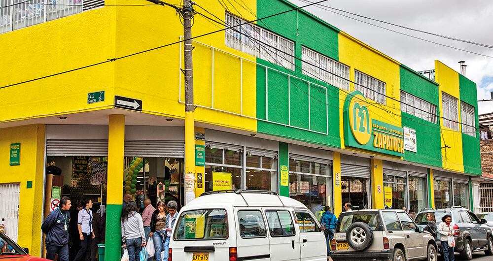 En frutas, verduras y cárnicos, el fuerte de estas cadenas regionales, los hogares colombianos destinan el 35 por ciento de su gasto en el mercado. 