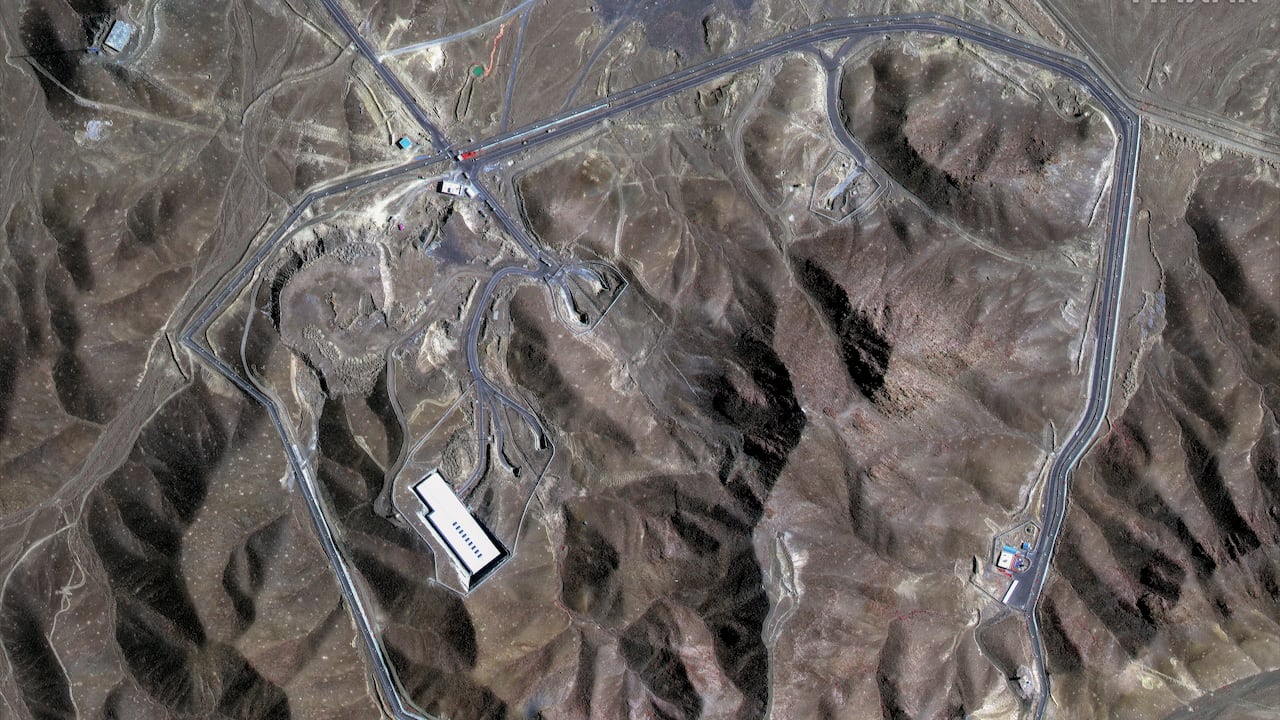 Esta imagen satelital, proporcionada por Maxar Technologies y tomada el 19 de junio de 2025, muestra la Planta de Enriquecimiento de Combustible Fordow (FFEP) de Irán.
