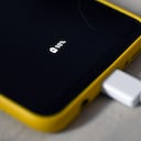 Un celular en carga de batería