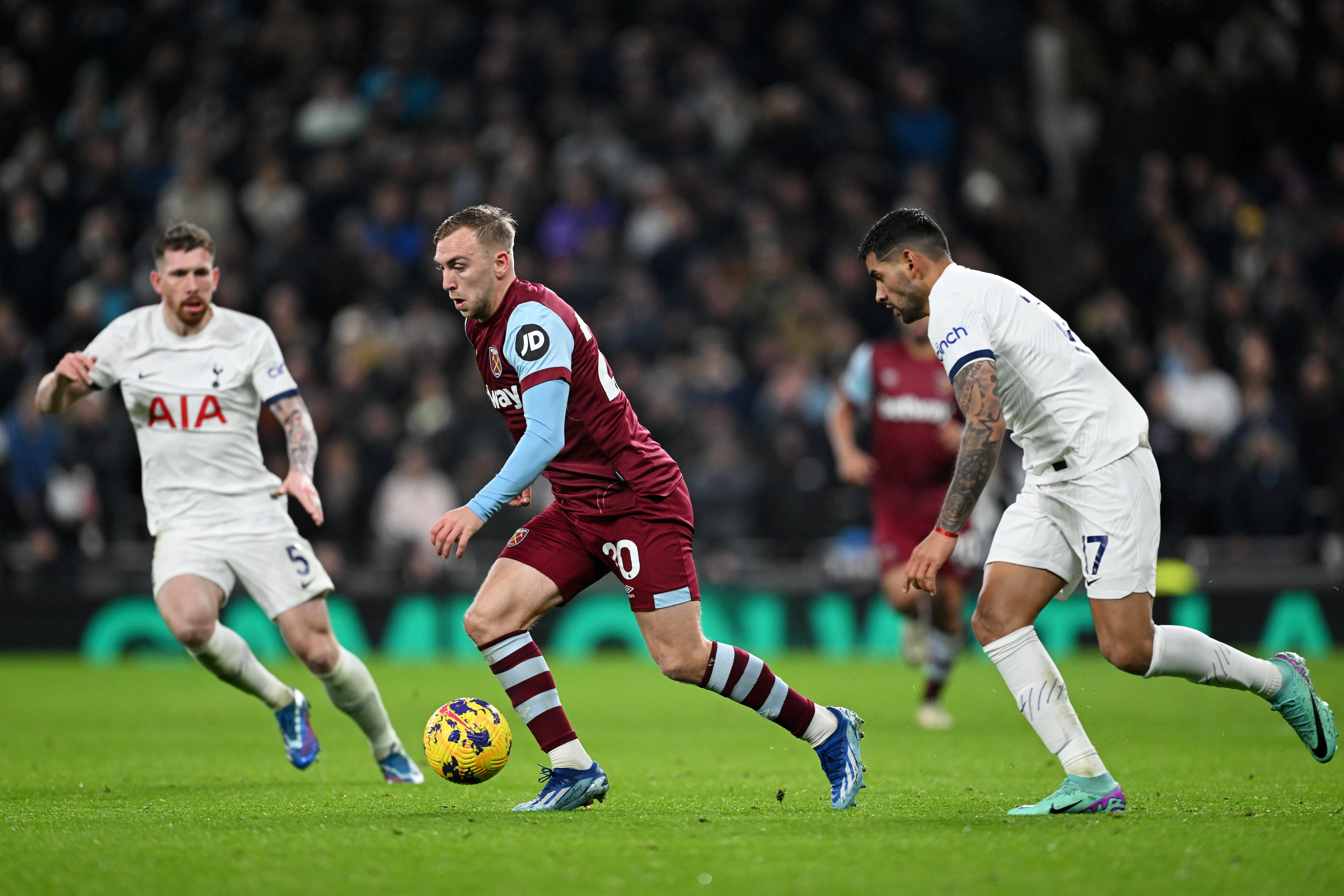 Jarrod Bowen del West Ham United corre con el balón mientras es presionado por Cristian Romero del Tottenham Hotspur durante el partido de la Premier League entre Tottenham Hotspur y West Ham United en el estadio Tottenham Hotspur el 07 de diciembre de 2023 en Londres, Inglaterra.