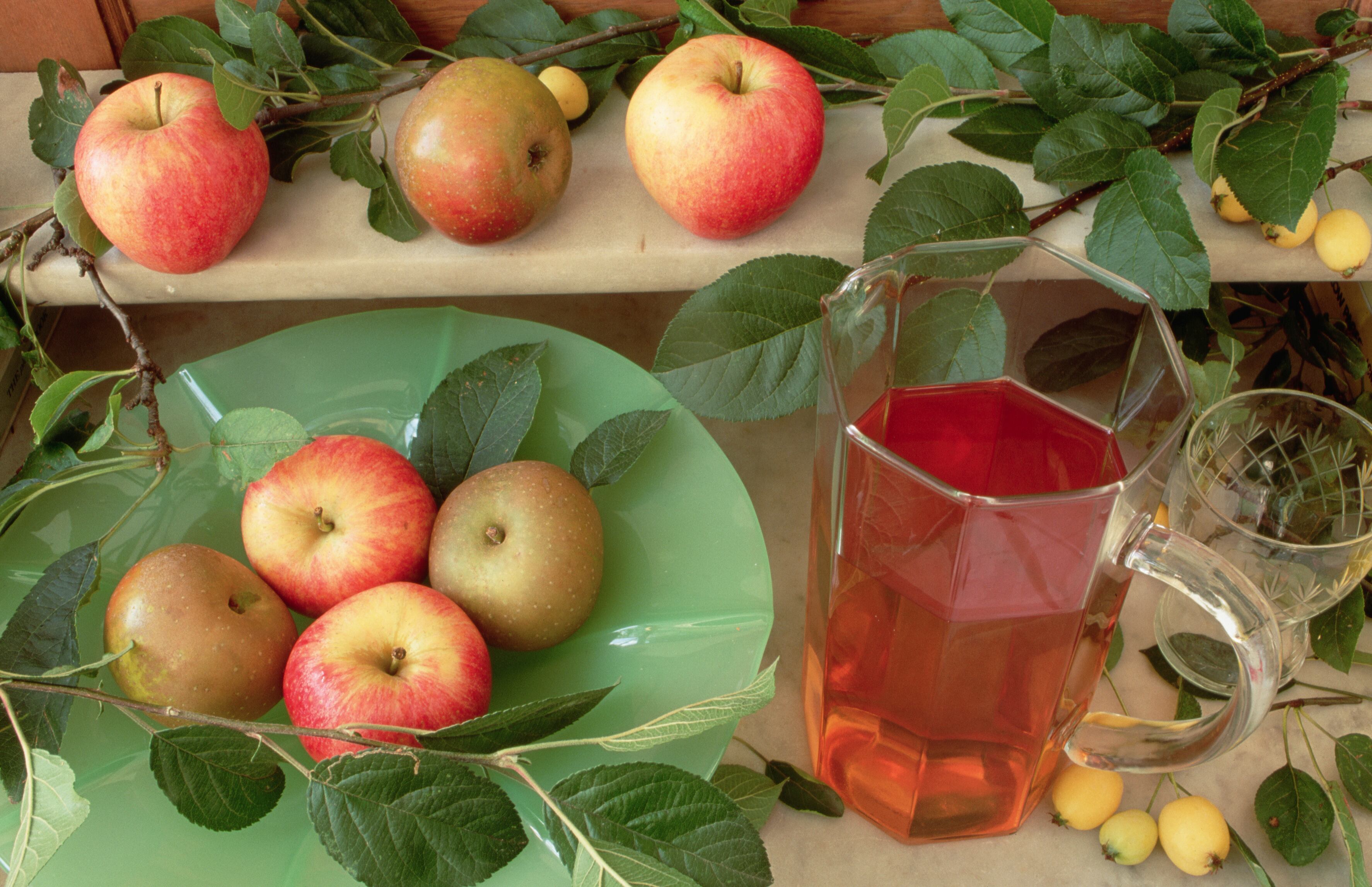 El jugo de manzana cuenta con múltiples beneficios para la salud a nivel interno y externo.