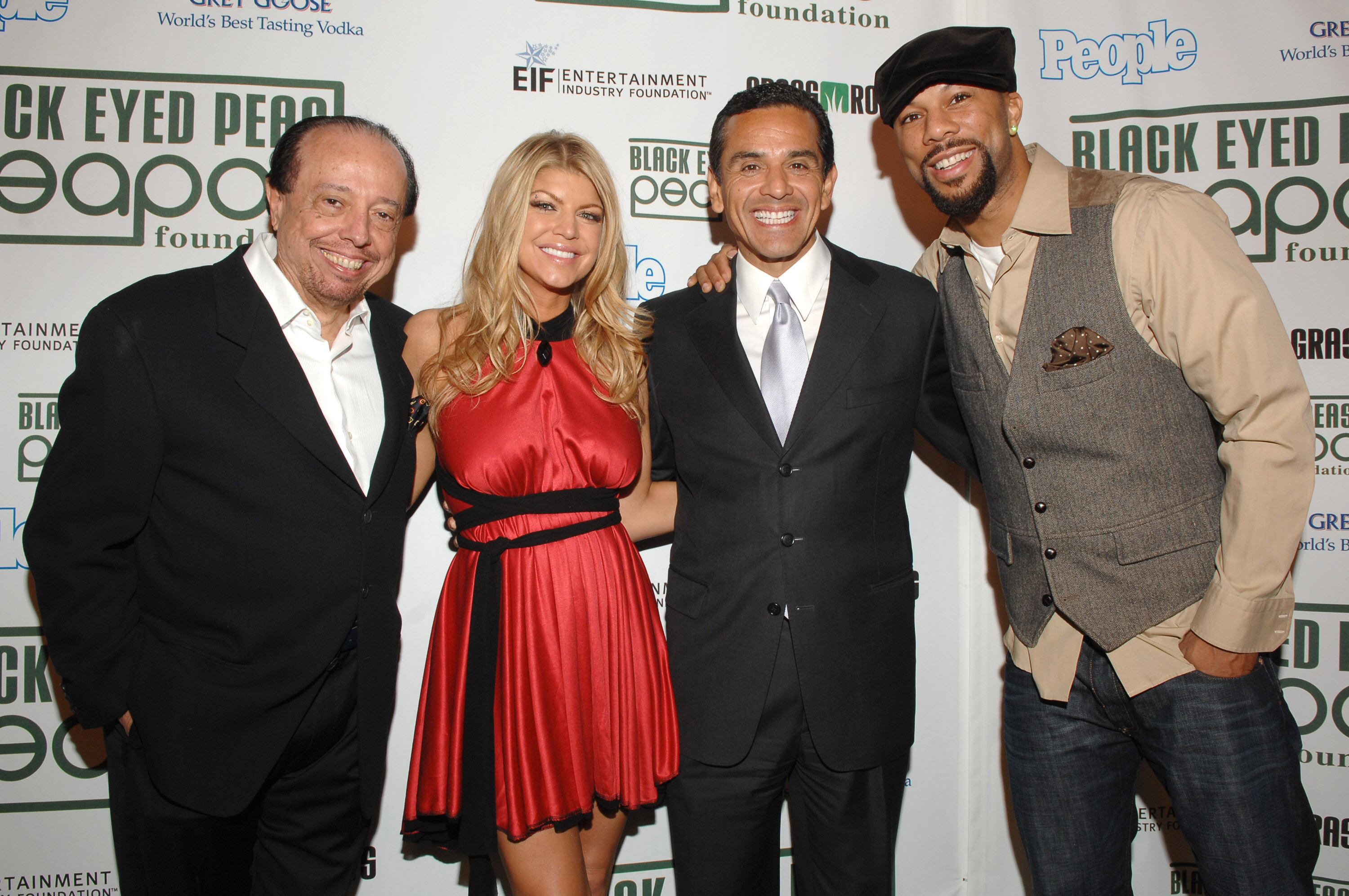 Sergio Mendes, Fergie de los Black-Eyed Peas, el alcalde Antonio Villaraigosa y Common (Foto de L. Cohen/WireImage para Entertainment Industry Foundation)