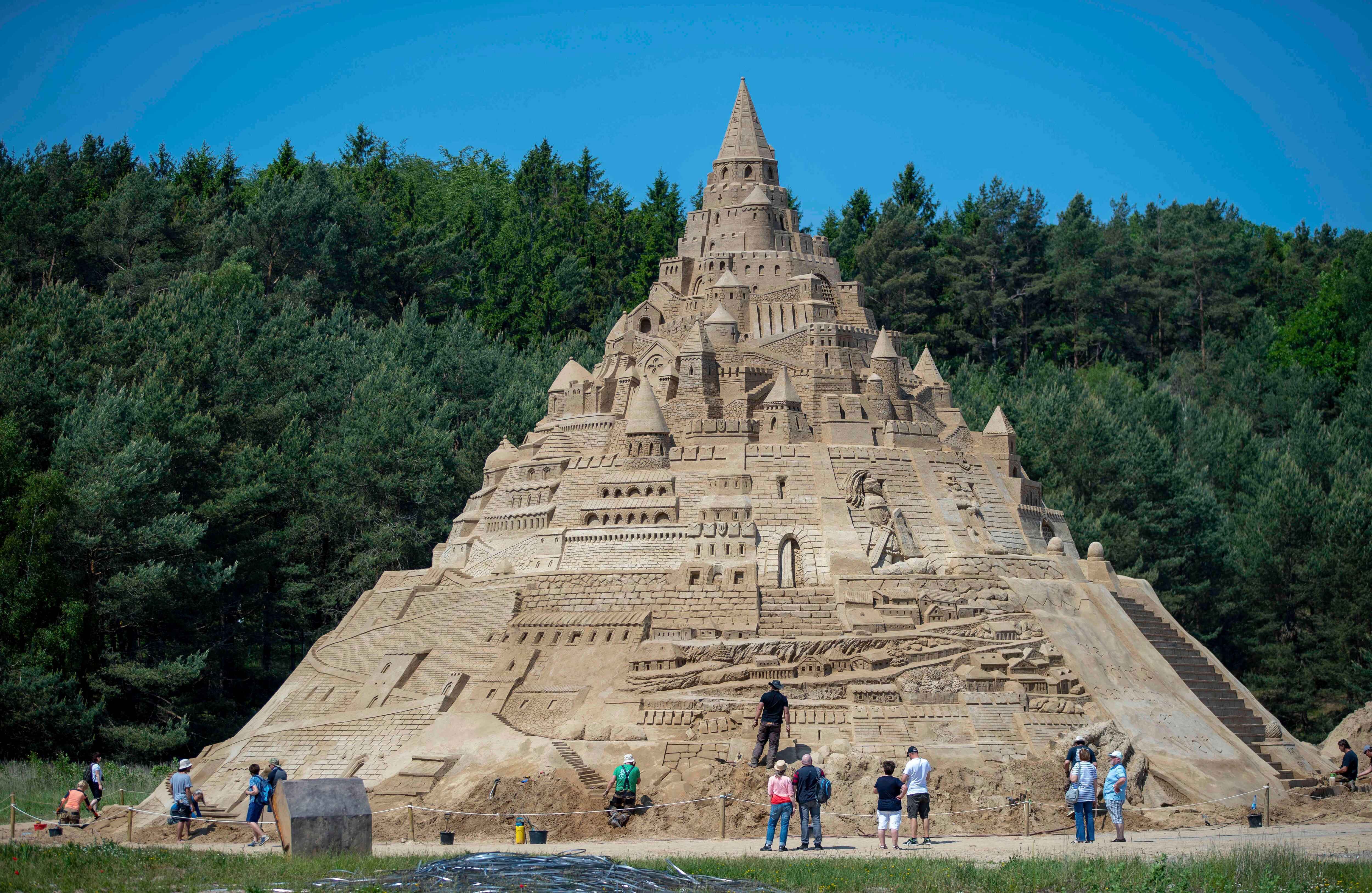 5 de junio - Un castillo de arena en construcción. Este pretende lograr el título del "Castillo de Arena más Grande del Mundo" en el festival de esculturas de arena en Ruegen, Alemania. Para esta construcciónde 17.5 metros de altura se usarán 11,000 toneladas de arena. FOTO: Jens Buettner/dpa via AP