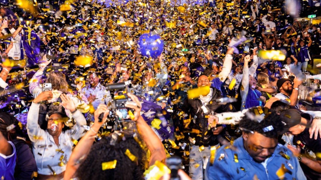 Los aficionados al fútbol de Curazao ven el último partido de clasificación para la Copa Mundial de la FIFA en un café de Rotterdam