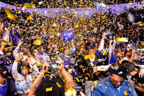 Los aficionados al fútbol de Curazao ven el último partido de clasificación para la Copa Mundial de la FIFA en un café de Rotterdam