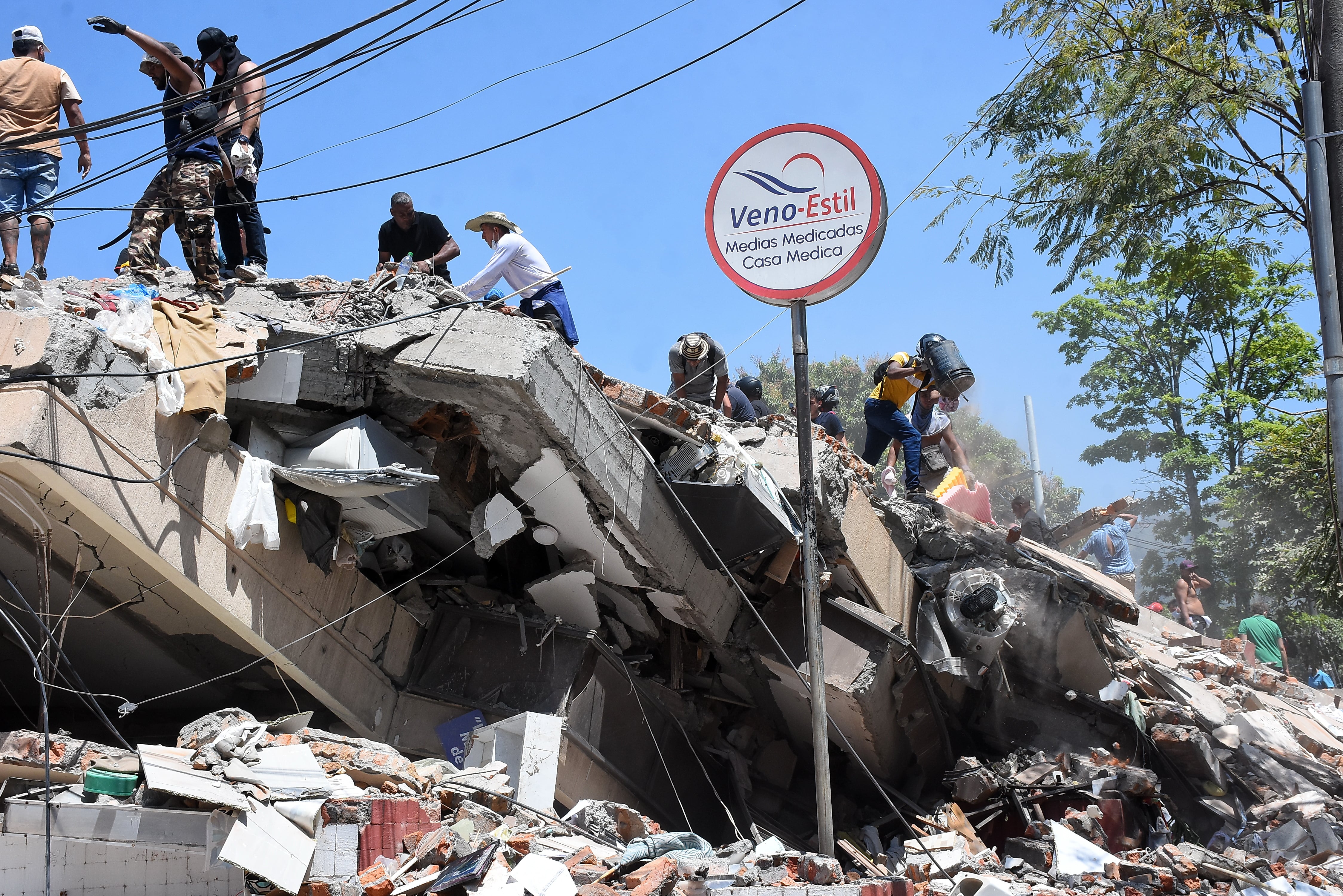 Terremoto en Cali, Colapso de infraestructura en diferentes lugares de la ciudad. Clínica de Colores, DESA, Galería Alameda, Edificaciones sobre la avenida roosvelt y al frente del coliseo de Hockey Miguel Calero.