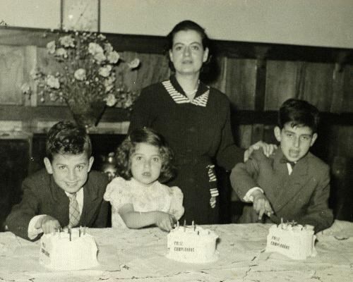 Cecilia Sarmiento festejando el cumpleaños colectivo de Luis Carlos, Helena y Gabriel Galán, en 1954.