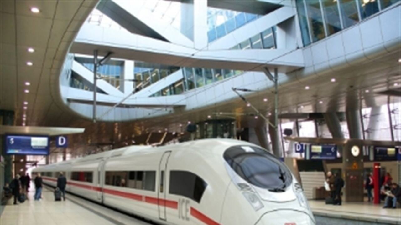 Con una velocidad máxima de 320 kilómetros por hora, el nuevo Velaro no es sólo uno de los trenes de producción más rápida del mundo, sino que además redefine la clase Premium dentro de los trenes europeos de alta velocidad.