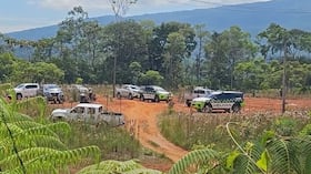 Una de las hipótesis que manejan por ahora las autoridades es que el hecho podría estar vinculado a la presencia de un grupo armado ilegal que habría incursionado en la zona y perpetrado el ataque.
