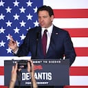El candidato presidencial republicano, el gobernador de Florida, Ron DeSantis, habla en su evento nocturno del caucus el 15 de enero de 2024 en West Des Moines, Iowa. (Foto de Scott Olson/Getty Images)