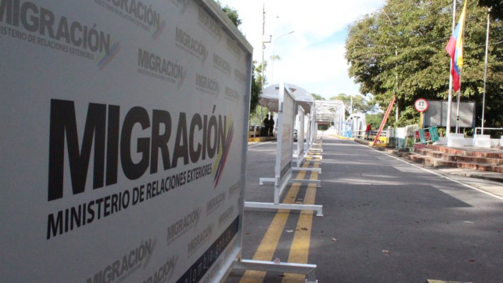 En el encuentro, las autoridades también decidieron abrir un corredor estudiantil y reactivar los servicios de aduanas.