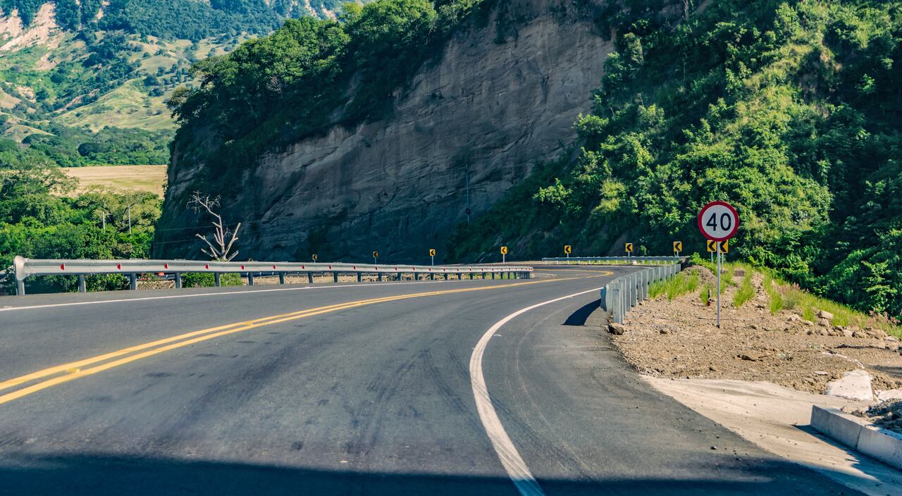 A través de kilómetros de asfalto, una carretera une los extremos del territorio colombiano.