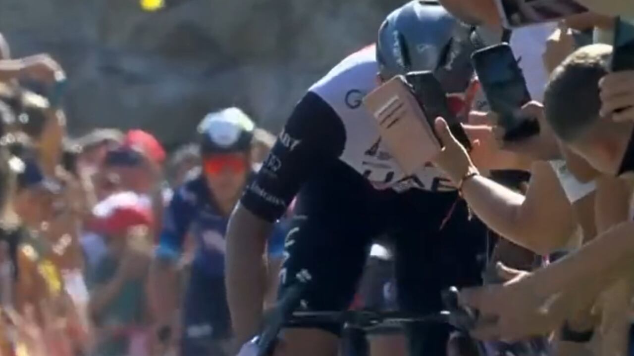Juan Sebastián Molano impactó con un celular en el remate de la cuarta etapa de la Vuelta España 2023