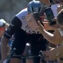 Juan Sebastián Molano impactó con un celular en el remate de la cuarta etapa de la Vuelta España 2023