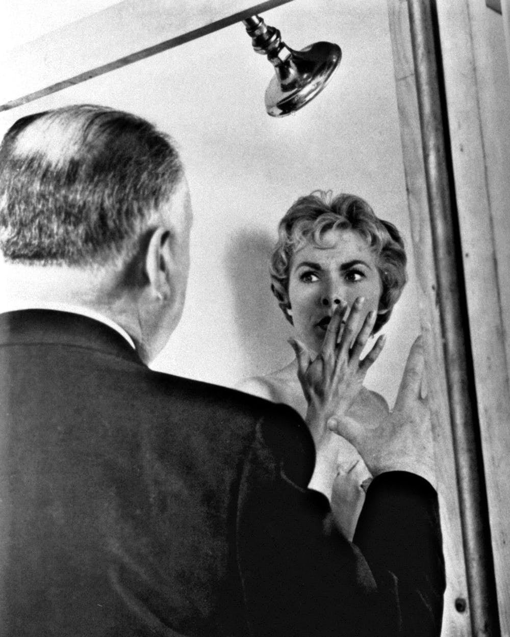 Alfred Hitchcock y Janet Leigh durante el rodaje de la escena de la ducha de Psicosis. Wikimedia Commons / Shamley Productions , Paramount Pictures