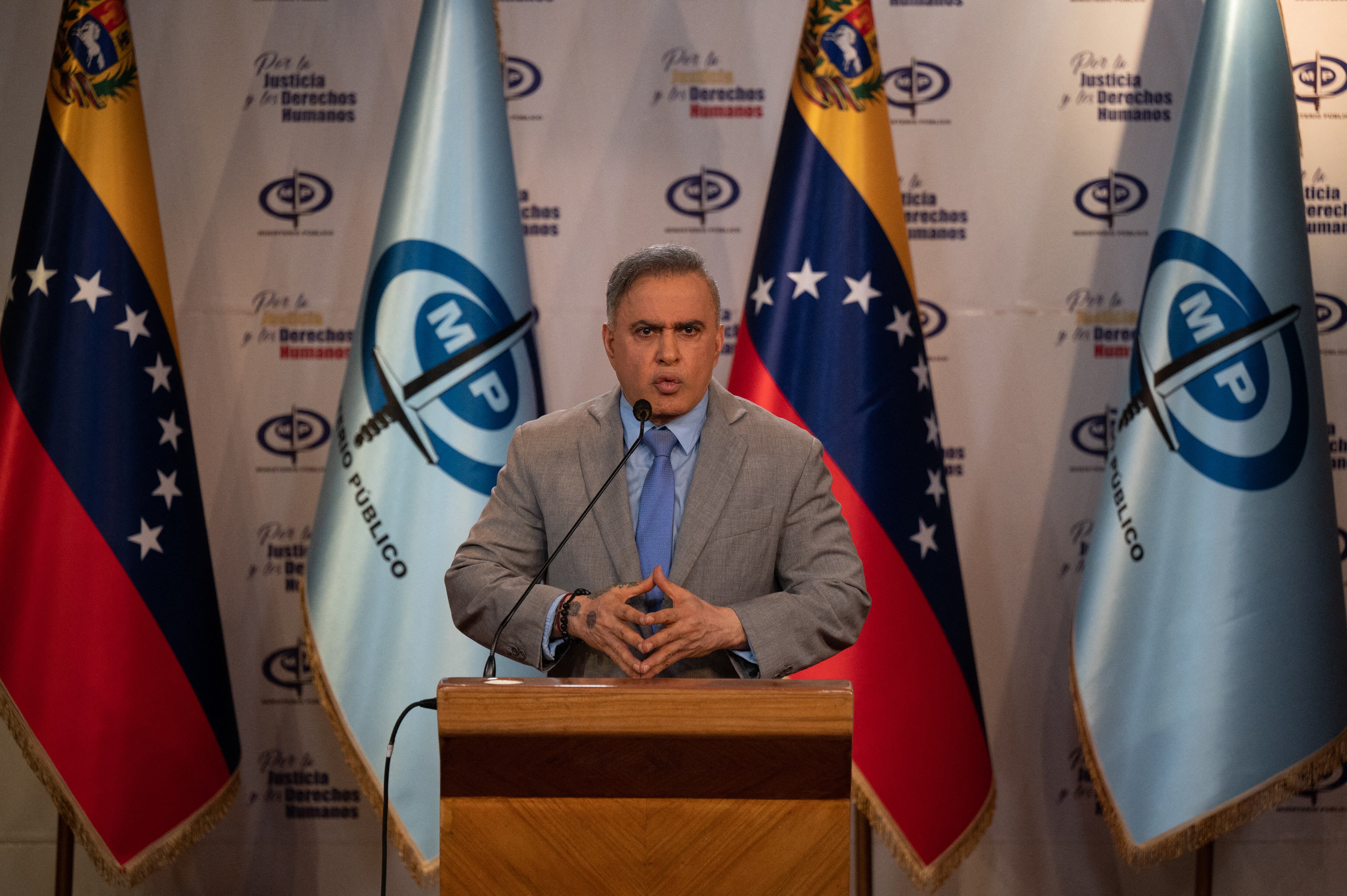 El fiscal general de Venezuela, Tarek William Saab, habla durante una conferencia de prensa en la sede del Ministerio Público en Caracas el 21 de agosto de 2023. El Ministerio Público realiza los trámites para solicitar a España la extradición a Venezuela del exalcalde de Caracas Antonio Ledezma por los delitos de traición a la patria, concierto para delinquir, incitación al delito y asociación para delinquir.