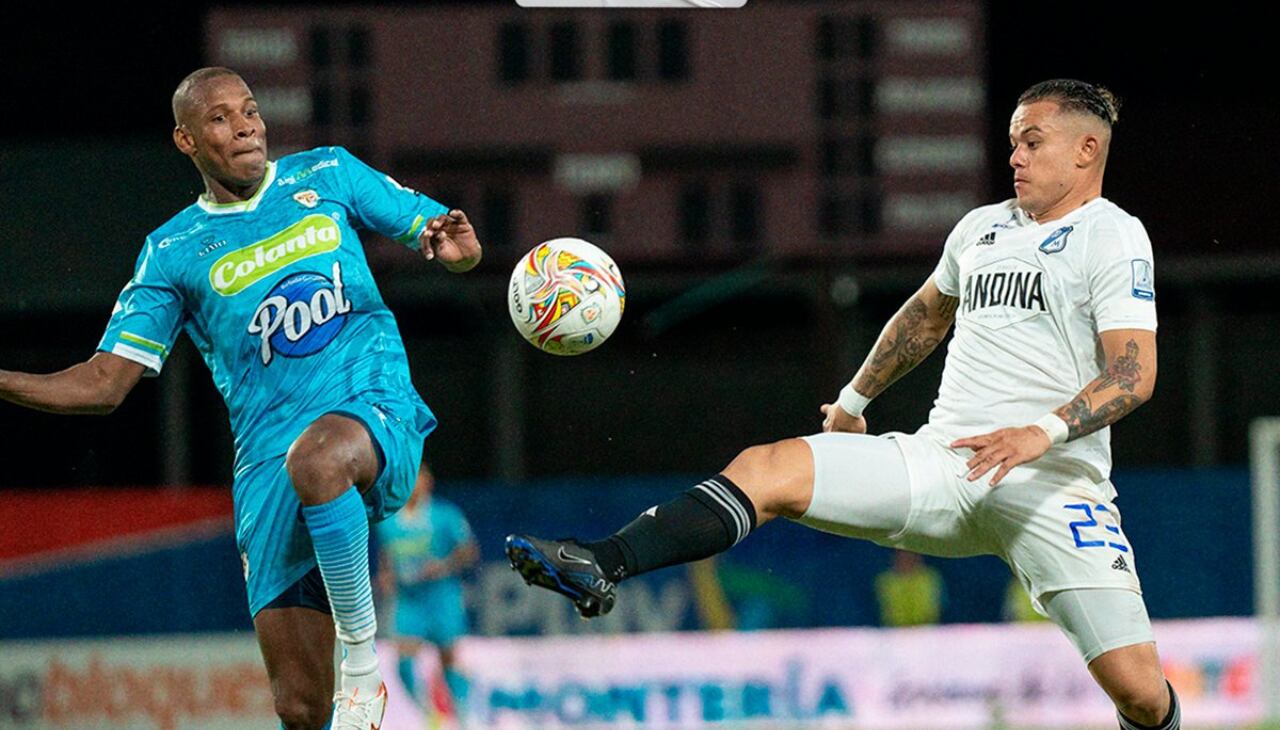 Leonardo Castro luchando un balón con Elvis Mosquera.