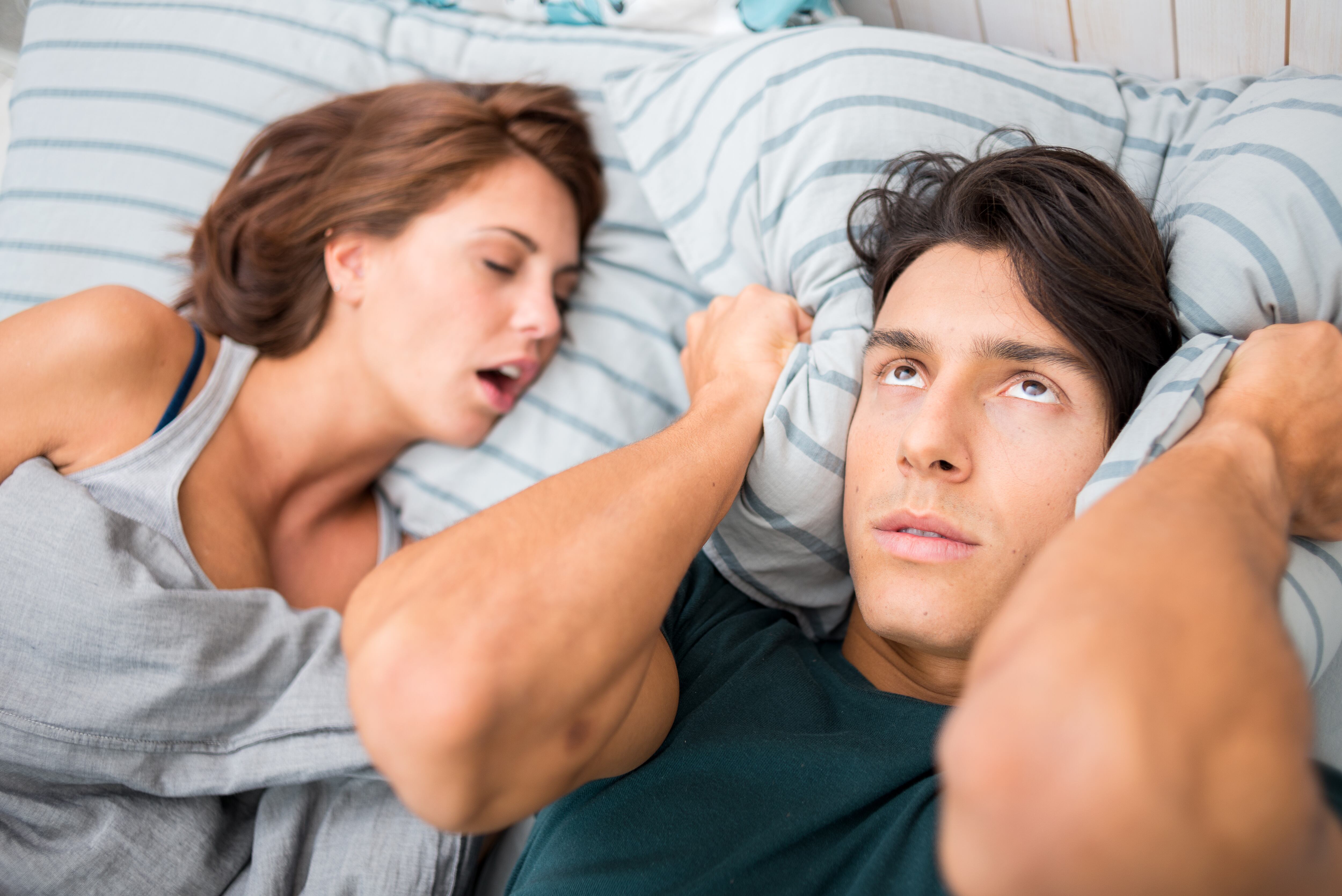 El hombre no puede dormir porque su esposa ronca