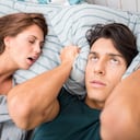 El hombre no puede dormir porque su esposa ronca