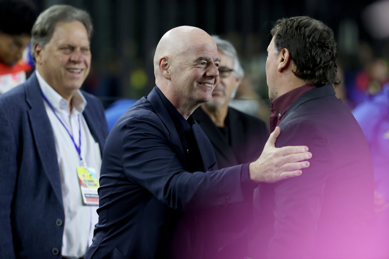 Gianni Infantino saludando al técnico de la Selección Colombia, Néstor Lorenzo.