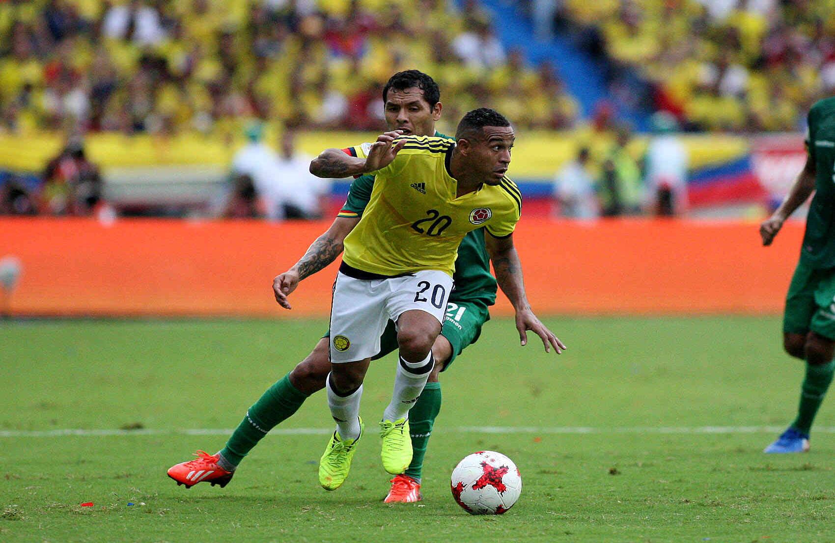 Macnelly Torres disputa una pelota con el jugador boliviano. Foto: León Darío Peláez / SEMANA