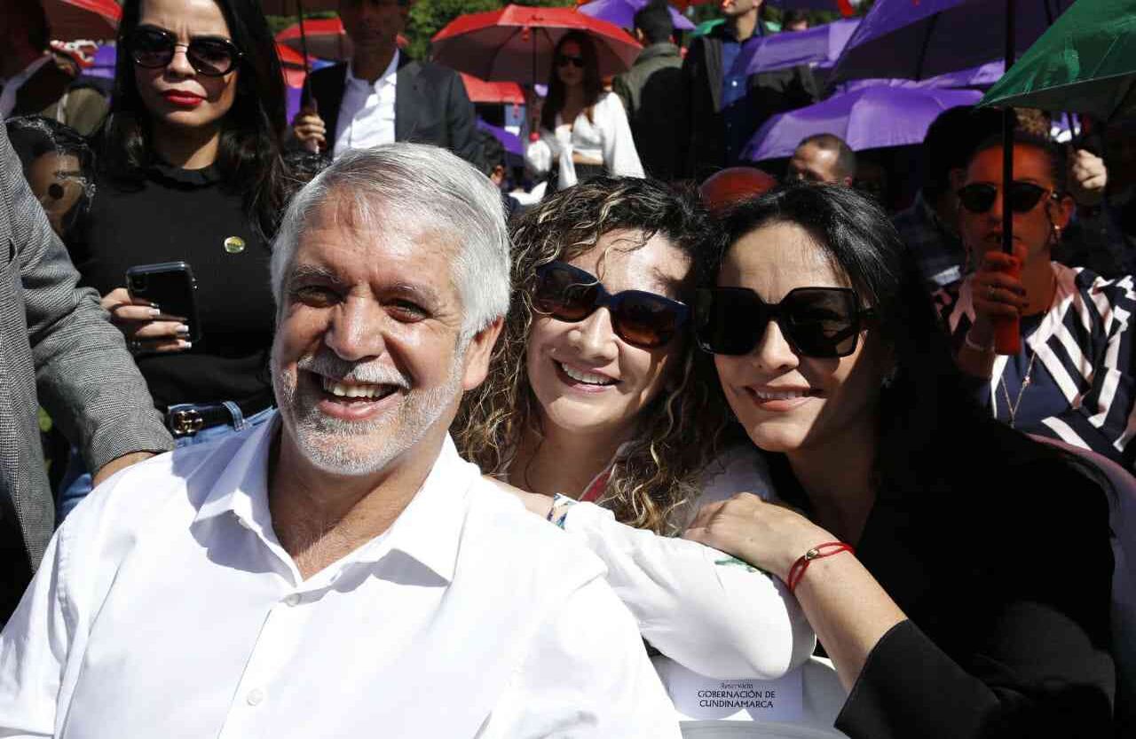 El alcalde saliente, Enrique Peñalosa, dejó de lado las diferencias que en el pasado tuvo con la nueva alcaldesa y estuvo sonriente en el cambio de mando, dando un mensaje de unidad. Foto: Esteban Vega