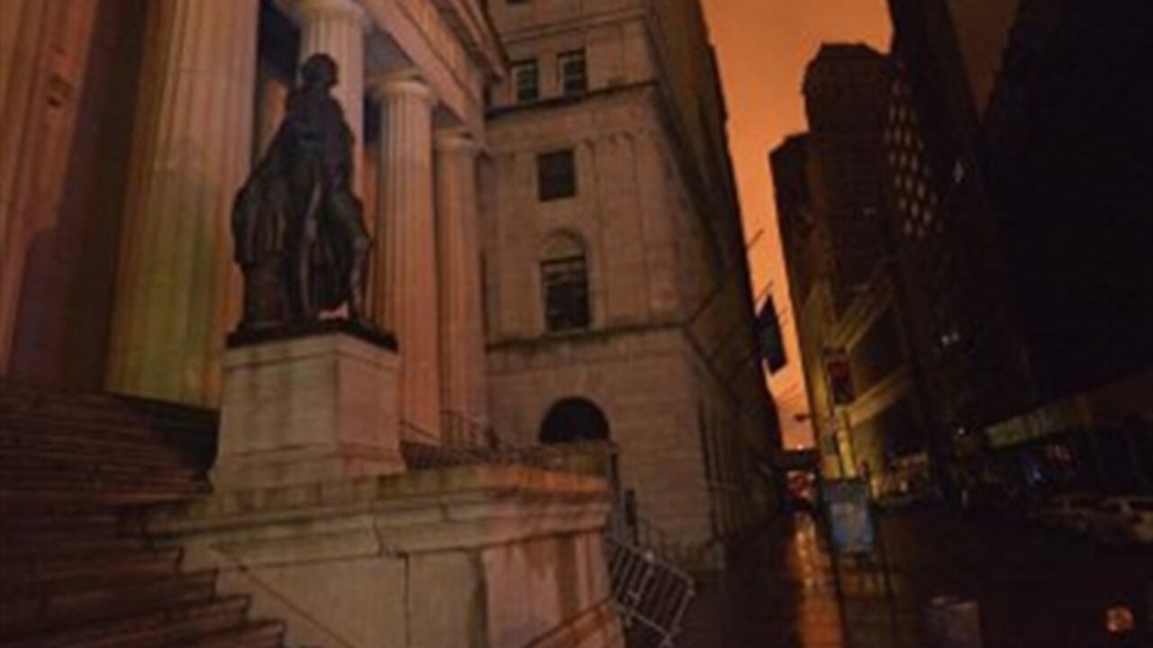 Vista de la estatua de George Washington en Wall Street después de que el huracán "Sandy" dejase a parte de Manhattan sin electricidad en Nueva York (Estados Unidos).