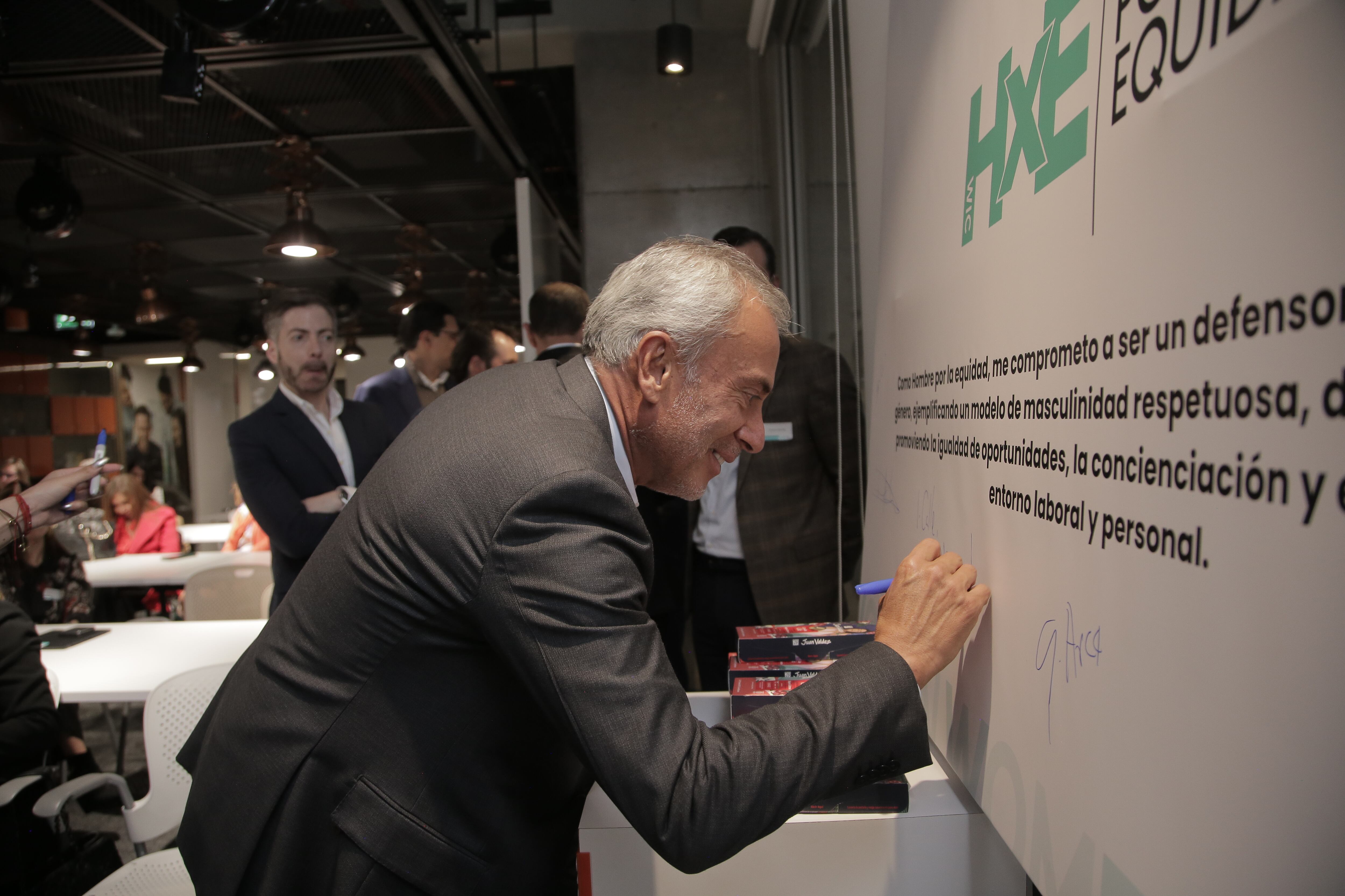 Líderes comprometidos: Los miembros del Comité Hombres por la Equidad 2024 se reúnen para discutir estrategias en pro de la equidad de género en Colombia