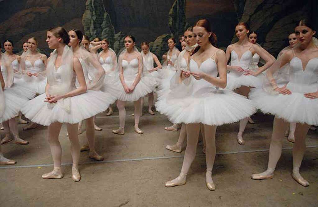 Ballerina (2006) Este documental sigue de cerca la vida de cinco bailarinas del ballet Kirov, la compañía de ballet de San Petersburgo. El cortometraje sigue el proceso de formación de cada una de ellas, desde los entrenamientos hasta su consolidación como artistas de uno de los ballets más importantes del mundo. 