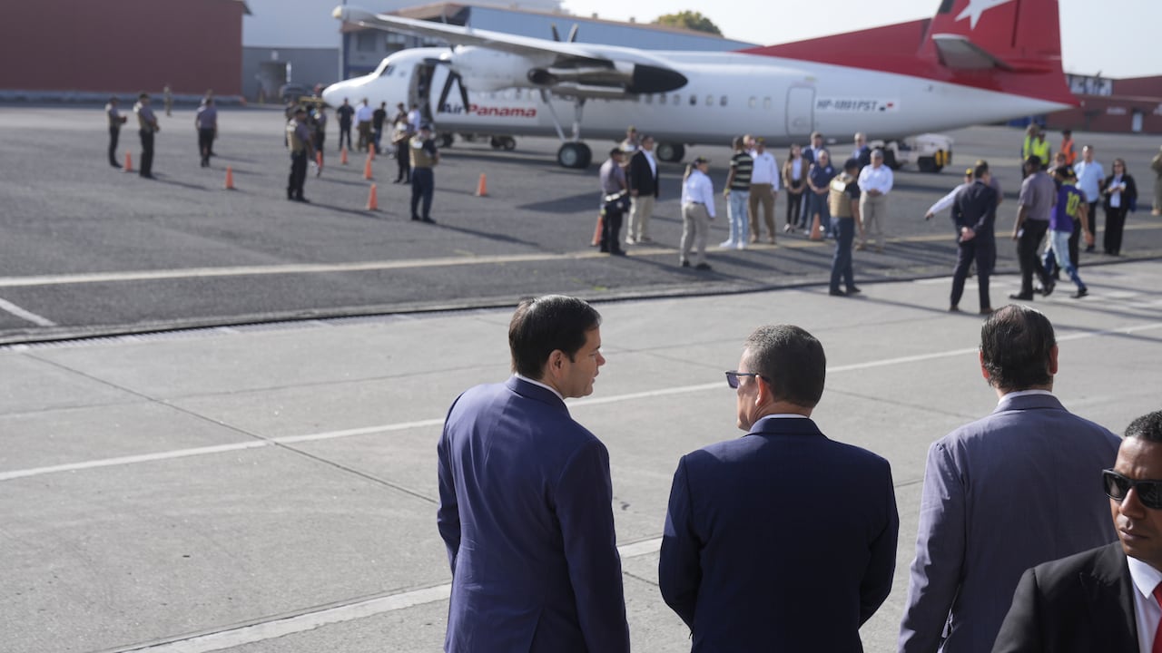 El secretario de Estado de Estados Unidos Marco Rubio presencia cuando un grupo de personas aborda un vuelo de repatriación a Colombia, en el Aeropuerto Albrook de Ciudad de Panamá, el lunes 3 de febrero de 2025.