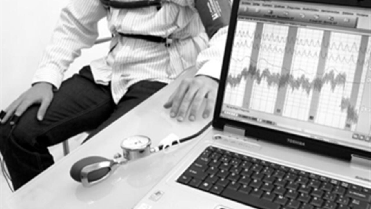 El polígrafo mide variables como la frecuencia cardíaca y la electricidad que corre por la piel.