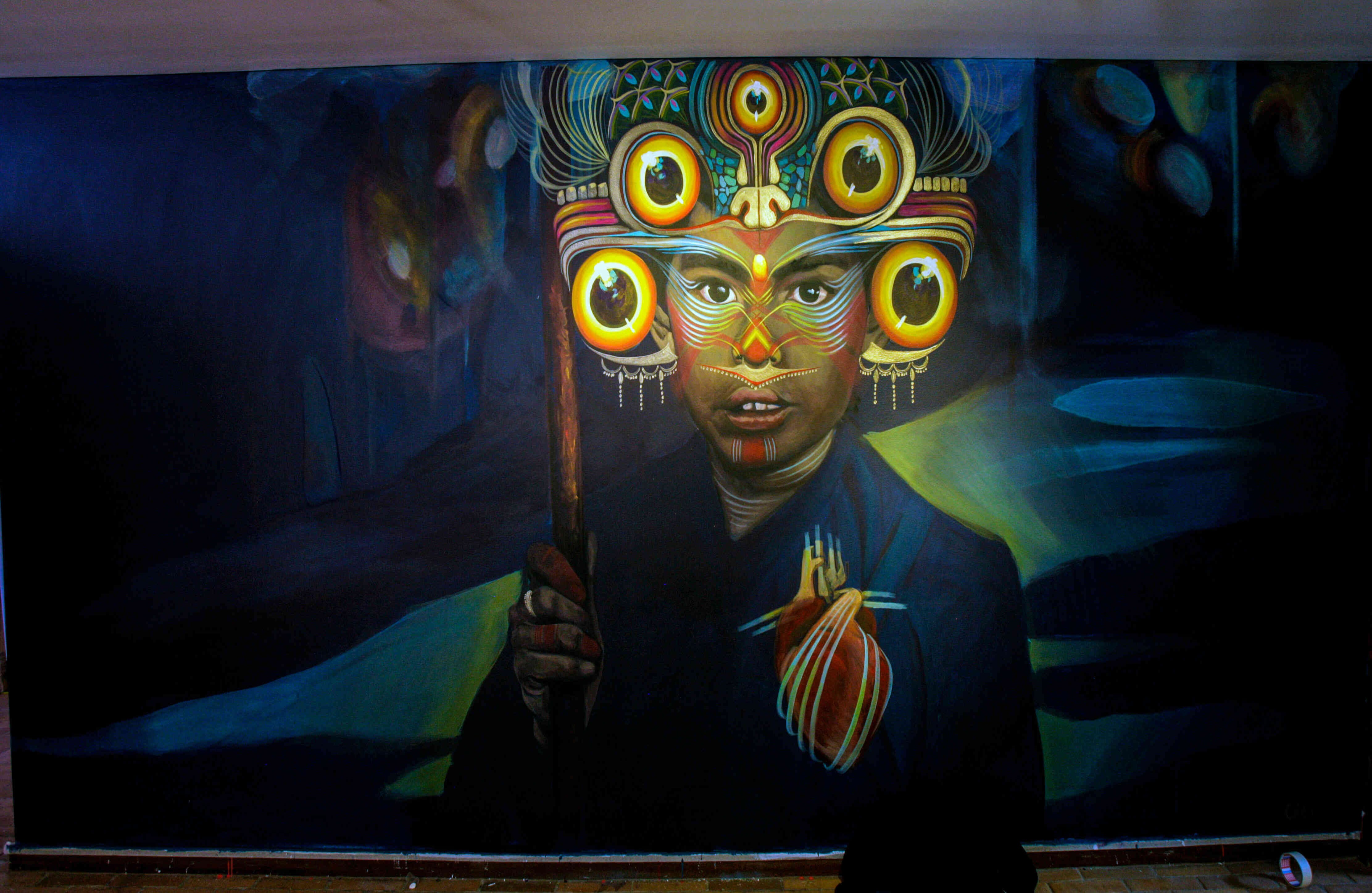 Intervención de la caleña  Gleo en la galería de la Alianza Francesa. Foto: Carlos Julio Martínez.