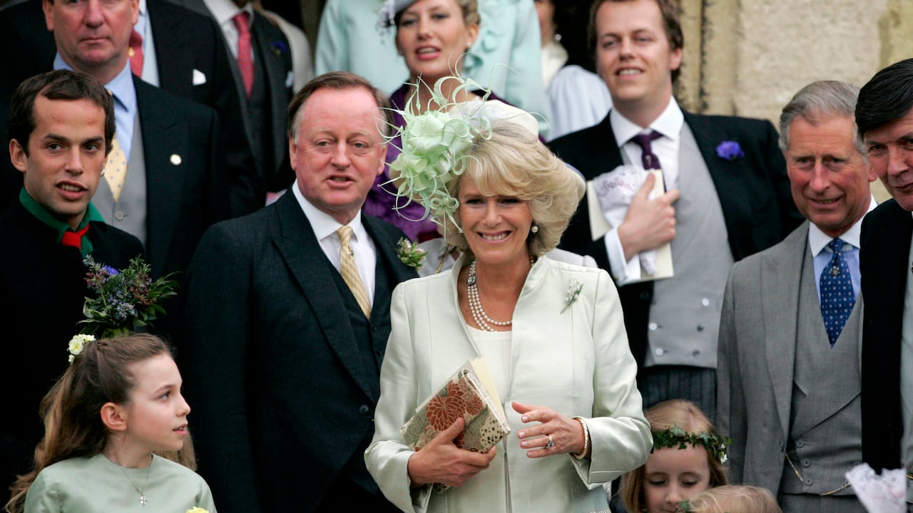 Carlos y Andrew Parker Bowles hoy comparten mucho alrededor de sus nietos. Aquí, en la boda de Laura Parker Bowles.