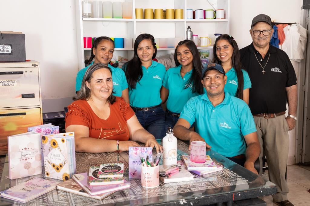 Las mujeres madres y cabezas de hogar fortalecen sus conocimientos para crear emprendimientos.