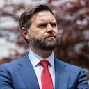 El senador J.D. Vance, republicano por Ohio, habla en una conferencia de prensa, el 13 de mayo de 2024, en Nueva York. El candidato presidencial republicano, el expresidente Donald Trump, dice que el senador de Ohio JD Vance será su elección para vicepresidente. Dice en su Truth Social Network que, “Después de una larga deliberación y reflexión, y considerando los tremendos talentos de muchos otros, he decidido que la persona más adecuada para asumir el cargo de Vicepresidente de los Estados Unidos es el Senador J.D. Vance de la Gran Estado de Ohio”.