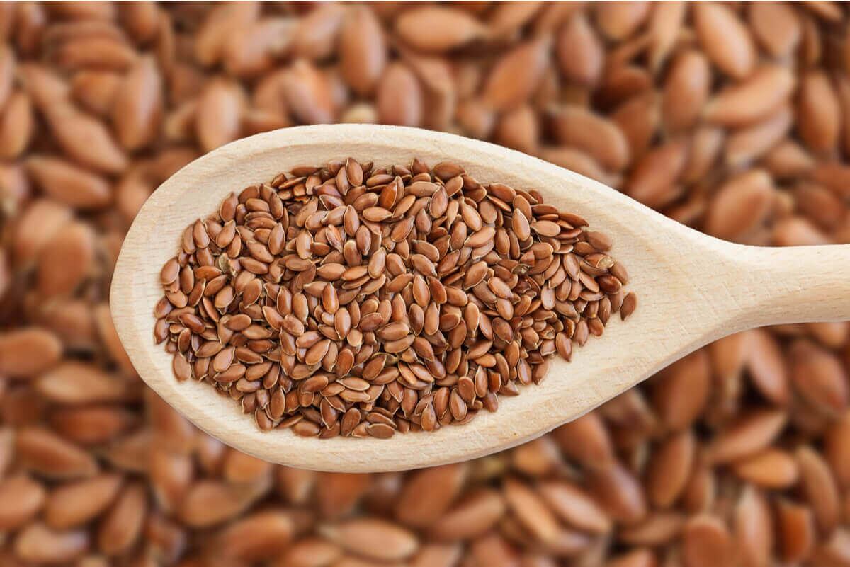 La semilla de lino puede mejorar los niveles de colesterol en la sangre.