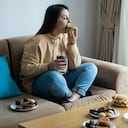 Comer alimentos azucarados en el sofá sobrepeso obesidad