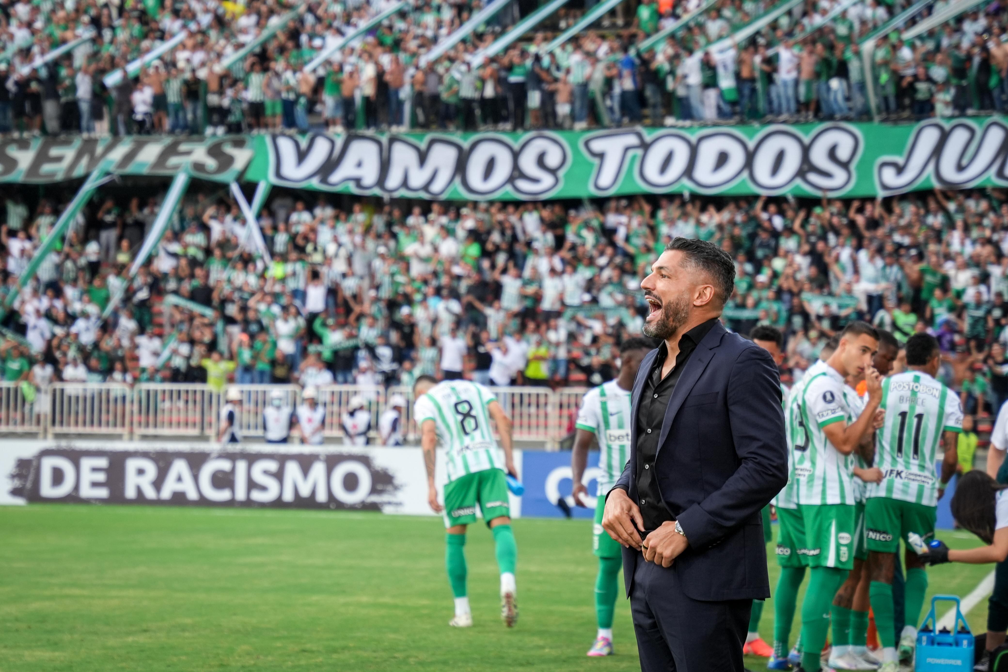 Javier Gandolfi en la línea durante el partido de Atlético Nacional vs. Bahía