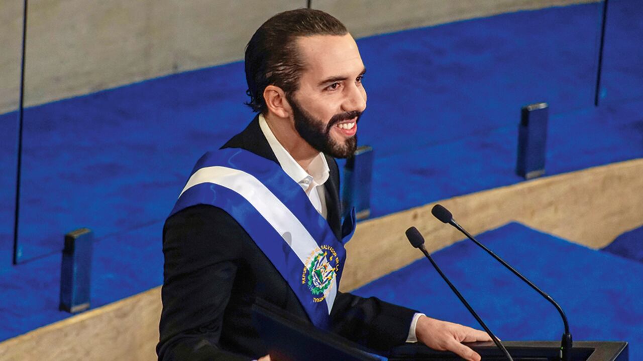 “La democracia se escribe de abajo hacia arriba”, dijo Nayib Bukele ante las críticas por su deseo de reelegirse.