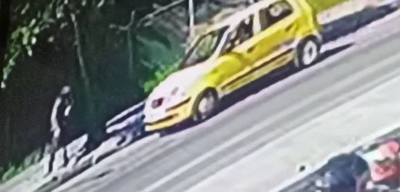 Julio Iván Guerrero pasó al otro costado de la Avenida José Celestino Mutis para tomar un taxi.