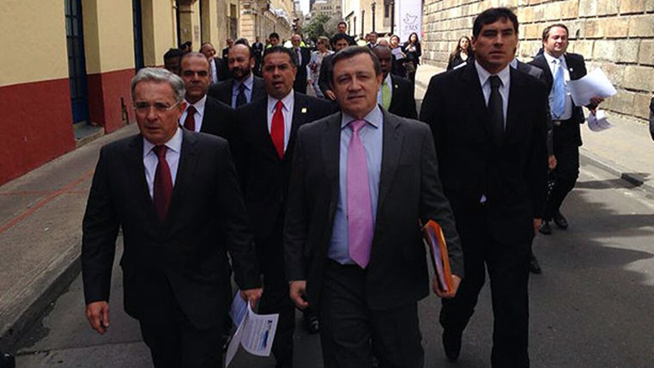 Álvaro Uribe y su bancada el día de la posesión de Juan Manuel Santos.
