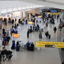 Los viajeros llegan al Aeropuerto Internacional John F. Kennedy el 11 de enero de 2023 en Nueva York. - La Autoridad Federal de Aviación de EE. UU. dijo el miércoles que las operaciones de vuelo normales "se están reanudando gradualmente" en todo el país luego de una interrupción de los sistemas durante la noche que canceló las salidas. (Foto de Yuki IWAMURA / AFP)