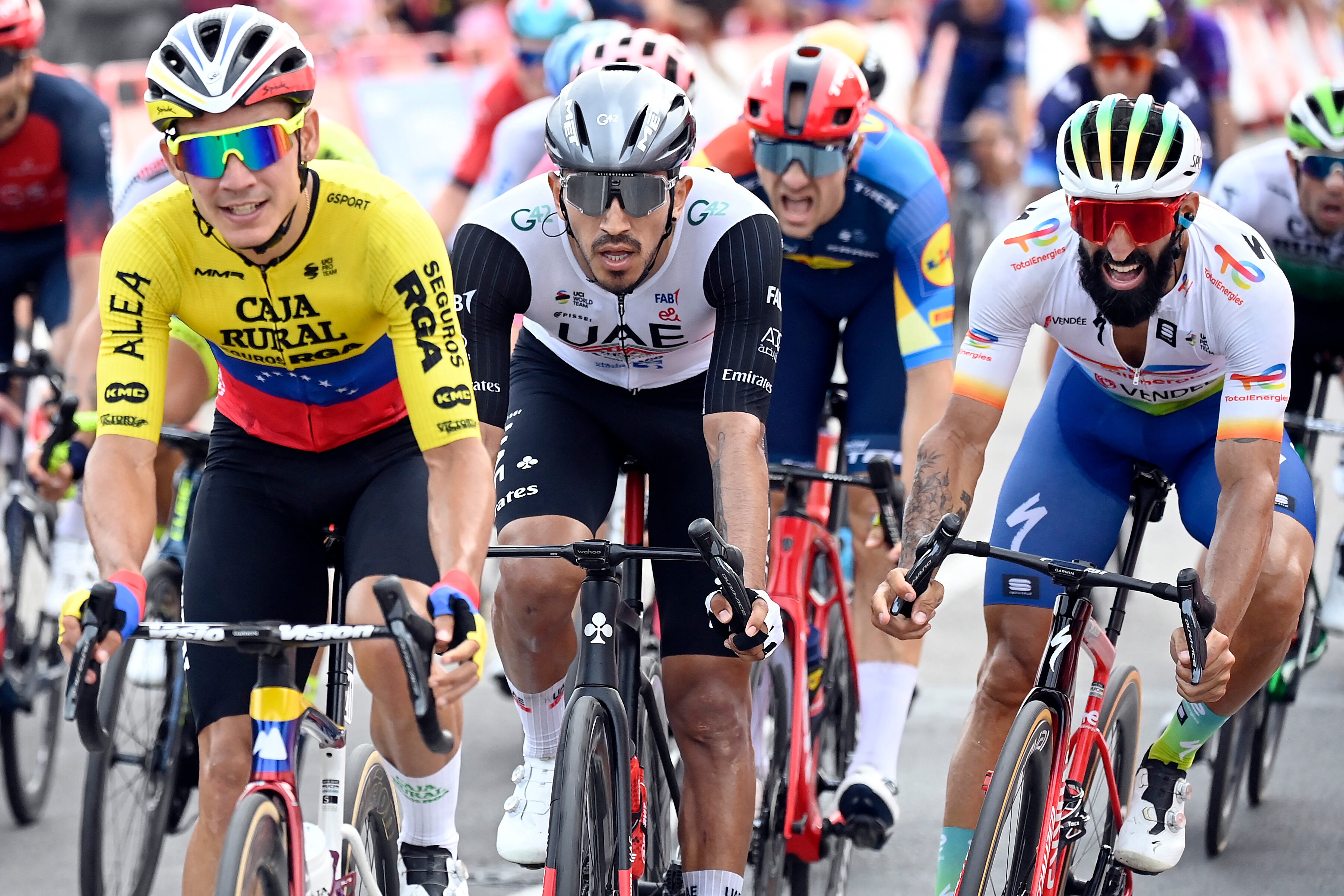 El ciclista francés del equipo Totalenergies, Geoffey Soupe (R), cabalga después de cruzar la línea de meta en primer lugar durante la séptima etapa de la gira ciclista La Vuelta a España 2023, una carrera de 201 km desde Utiel a Oliva, el 1 de septiembre de 2023, Juan Sebastián Molano fue cuarto. (Foto por JOSÉ JORDANIA / AFP)